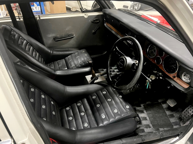 Interior of HAKOSUKA 4-DOOR GT-R.