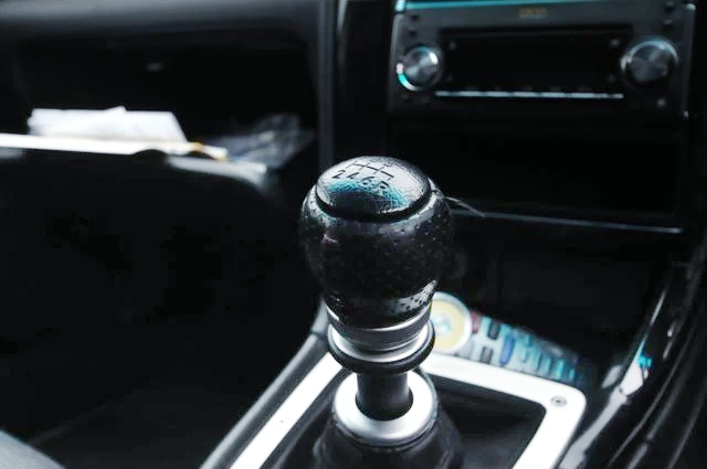 6-SPEED MANUAL SHIFT KNOB.