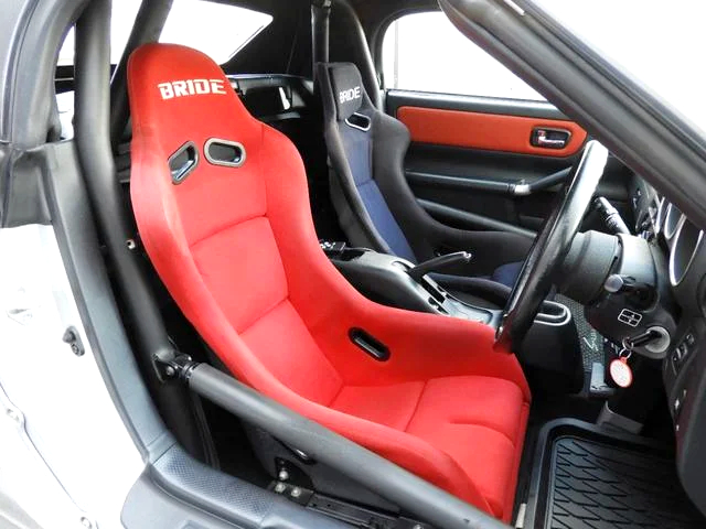 Roll cage and bucket seats of ZZW30 TOYOTA MR-S S-EDITION.