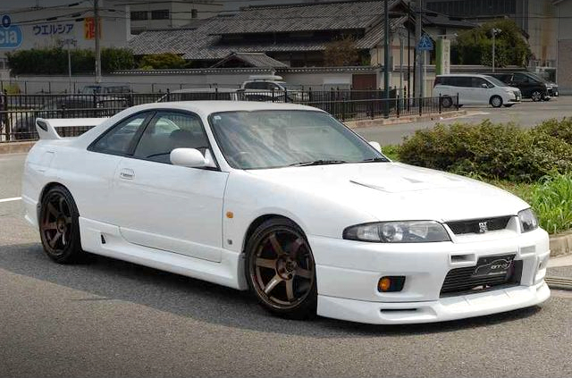 Front exterior of R33 SKYLINE GT-R V-SPEC.