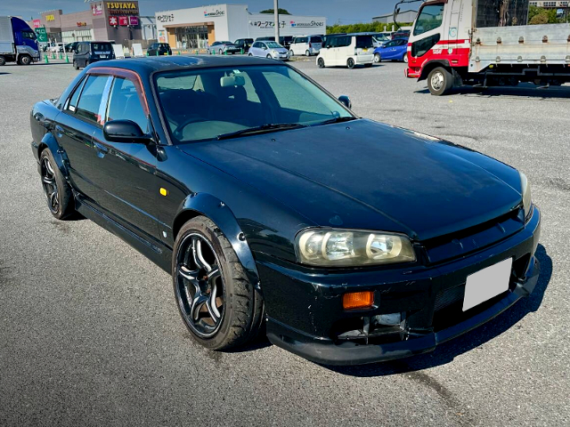 Front exterior of R34 SKYLINE 4-DOOR.