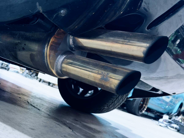 Dual muffler.