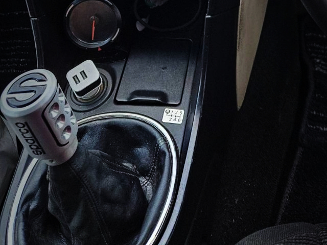 6-speed manual shift pattern.