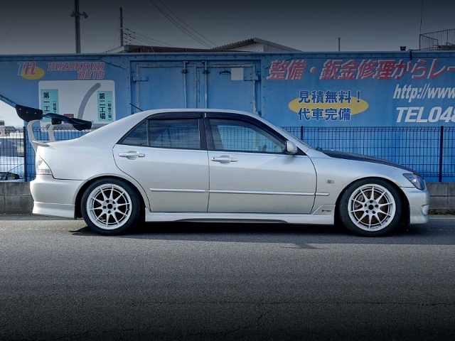 Side exterior of SXE10 ALTEZZA RS200 Z-EDITION.