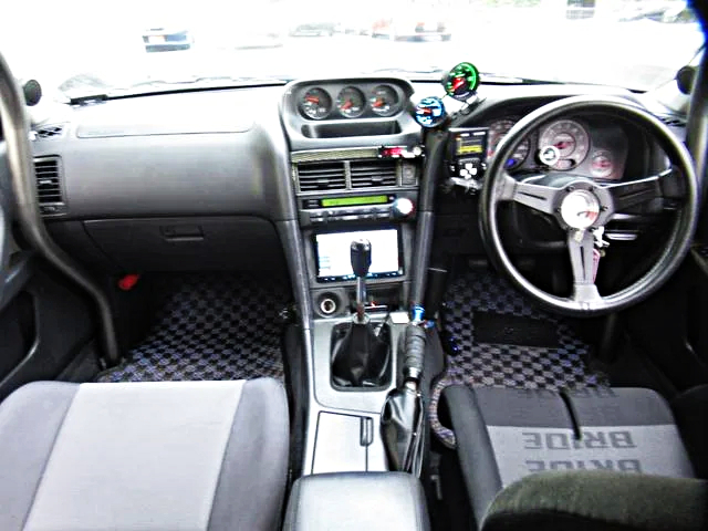 Dashboard of ER34 SKYLINE 4-DOOR.