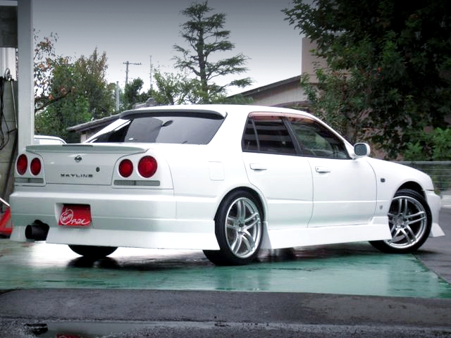 Rear exterior of ER34 SKYLINE 4-DOOR.