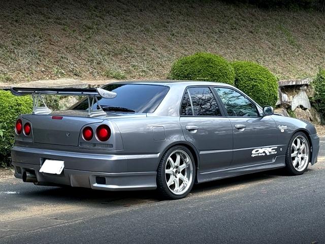 Rear exterior of ER34 SKYLINE 4-DOOR 25GT TURBO.