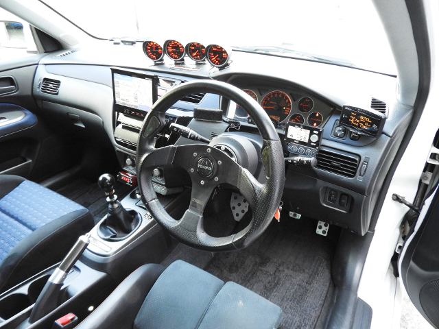 Dashboard of LANCER EVOLUTION 8 GSR.