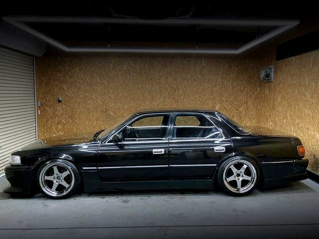 Side exterior of JZX81 CRESTA.