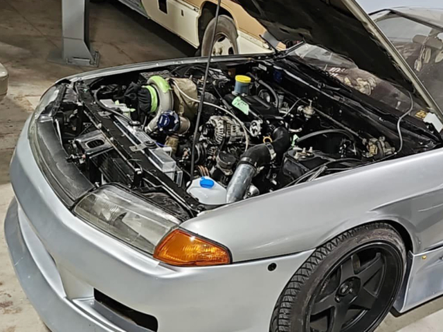 13B rotary engine in the R32 NISSAN SKYLINE 2-DOOR engine room.