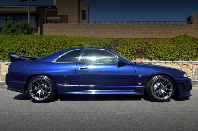 Right-side exterior of R33 SKYLINE GT-R V-SPEC.