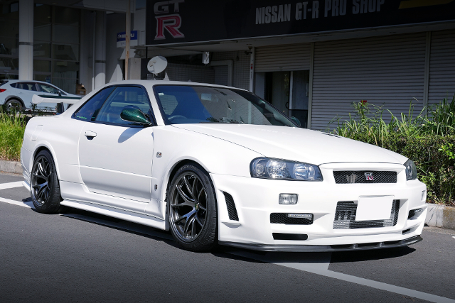 Front Right-side exterior of R34 Skyline GT-R V-Spec 2.