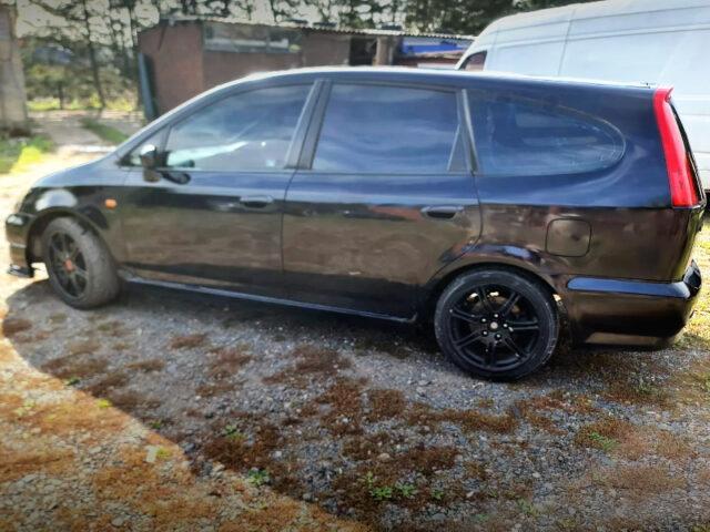 Side exterior of 1st Gen HONDA STREAM.