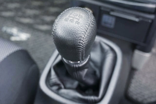 5-speed manual shift knob.