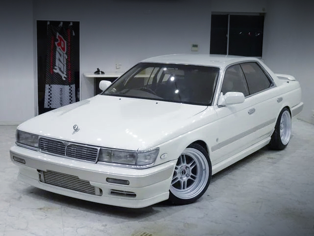 Front exterior of C33 NISSAN LAUREL.