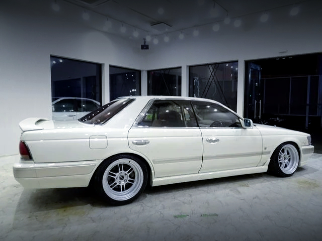 Side exterior of C33 NISSAN LAUREL.