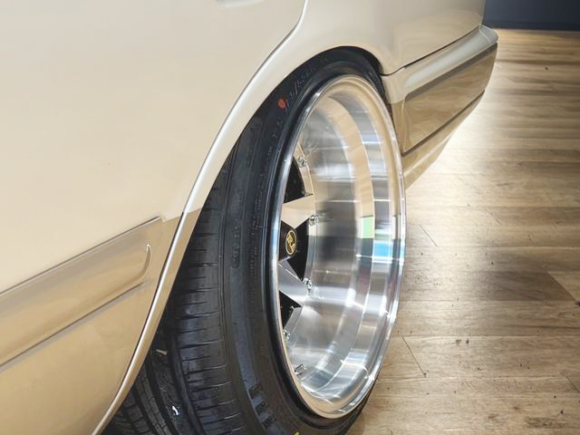 Rear LONGCHAMP XR-4 rim.