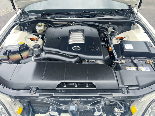 VVT-i 1UZ-FE 4.0L V8 engine.