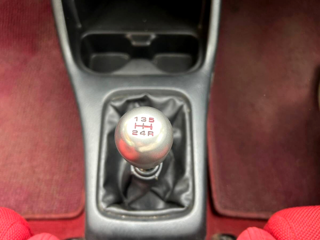 5-Speed manual shift knob.