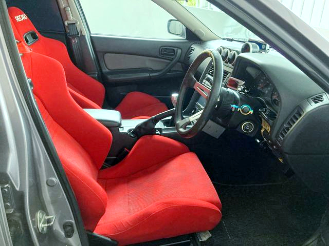 Driver side interior of ER34 SKYLINE 4-DOOR 25GT-X TURBO.