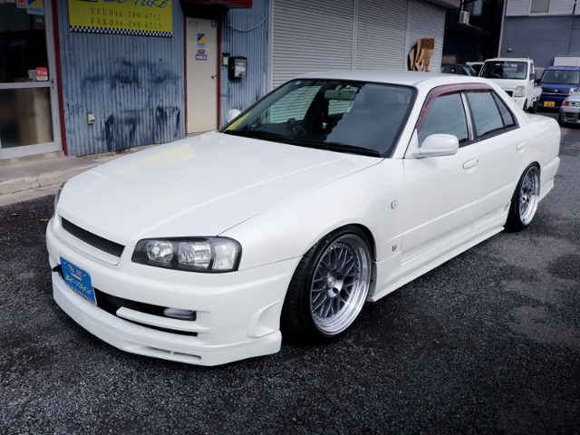 Front exterior of ER34 SKYLINE 4-DOOR 25GT TURBO.