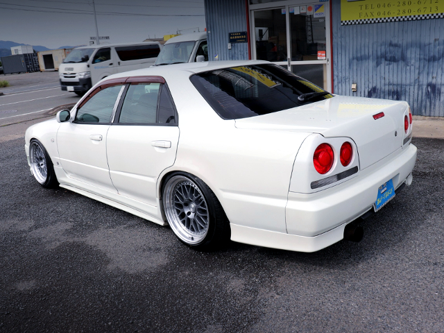 Rear exterior of ER34 SKYLINE 4-DOOR 25GT TURBO.