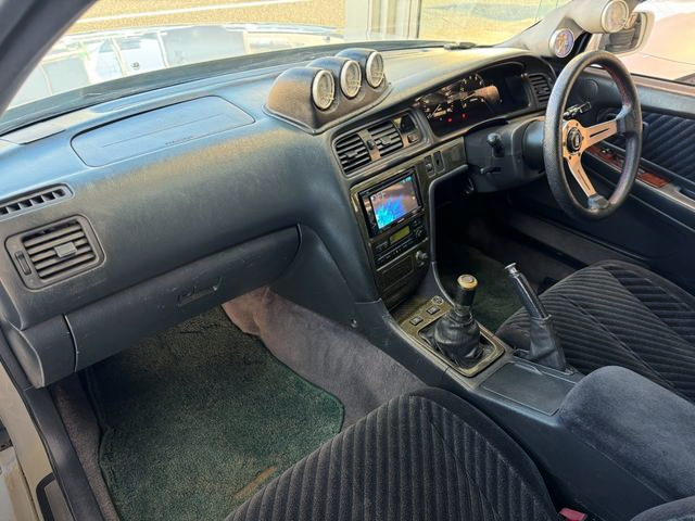 Passenger-side interior of JZX100 CHASER TOURER-V.