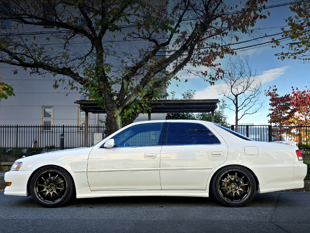 Side exterior of JZX100 CRESTA ROULANT G.