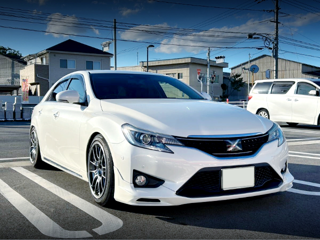 Front exterior of GRX133 MARK X PREMIUM of JAPANESE UNMARKED POLICE CAR STYLE.