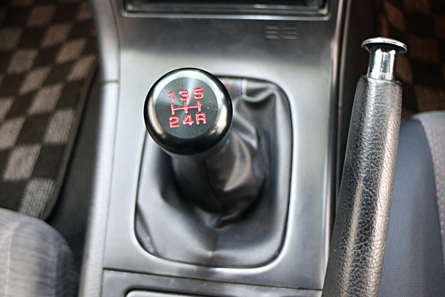 5-Speed manual shift knob.