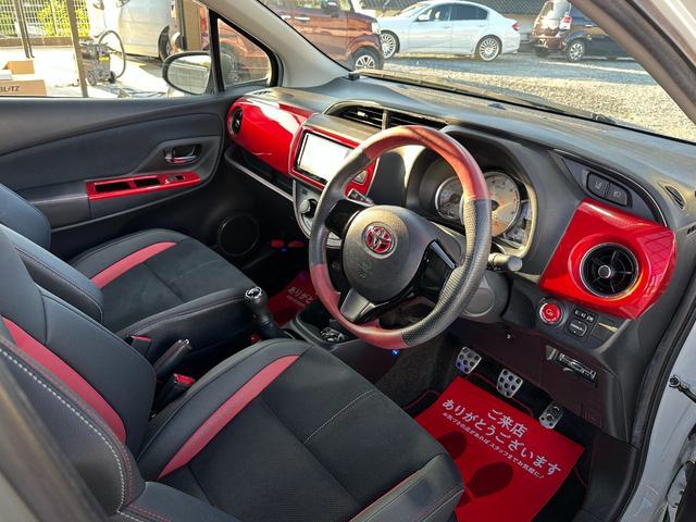 Interior of NCP131 VITZ RS G's SMART PACKAGE.