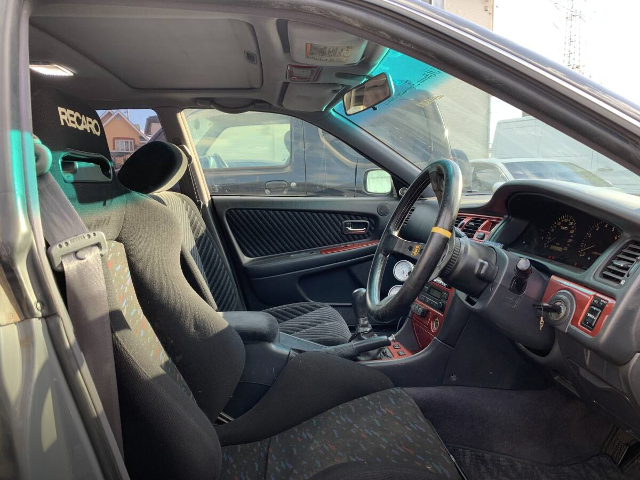 Driver-side interior of JZX100 CHASER TOURER-V.