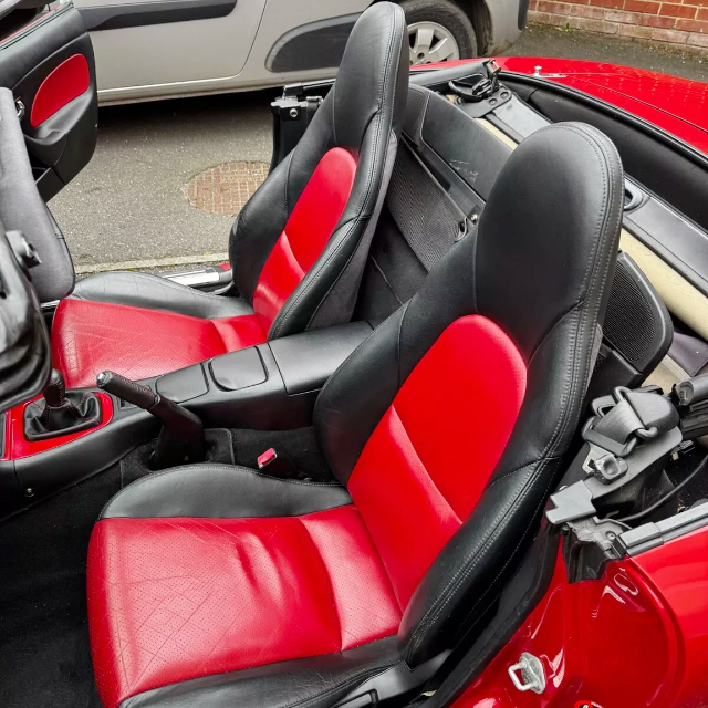 Interior seats of 2nd Gen MAZDA MX-5.