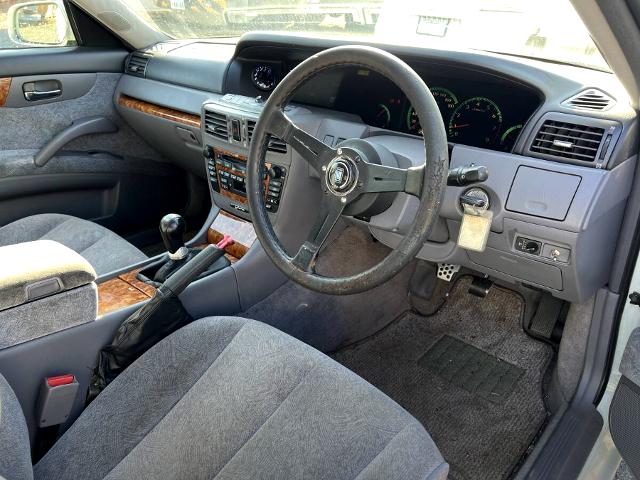 Interior of Y34 GLORIA with Z33 6MT CONVERSION.