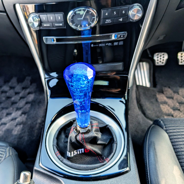 Manual shift knob.