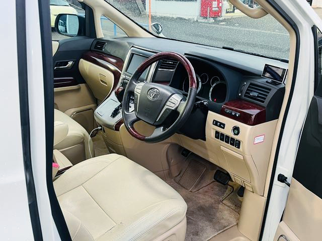 Dashboard of 2nd Gen TOYOTA ALPHARD 350S.