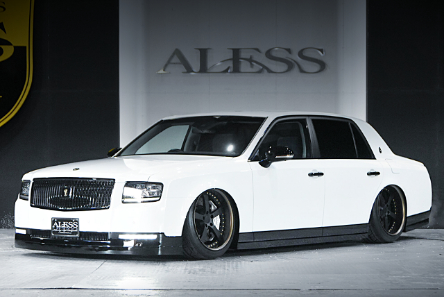 Front exterior of TOKYO AUTO SALON 2025 award UWG60 TOYOTA CENTURY.