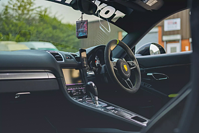 Dashboard of CARBON WIDEBODY 981 PORSCHE CAYMAN S