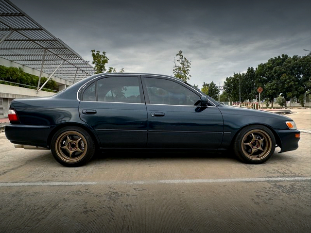 Side exterior of AE101 TOYOTA COROLLA 4-DOOR.