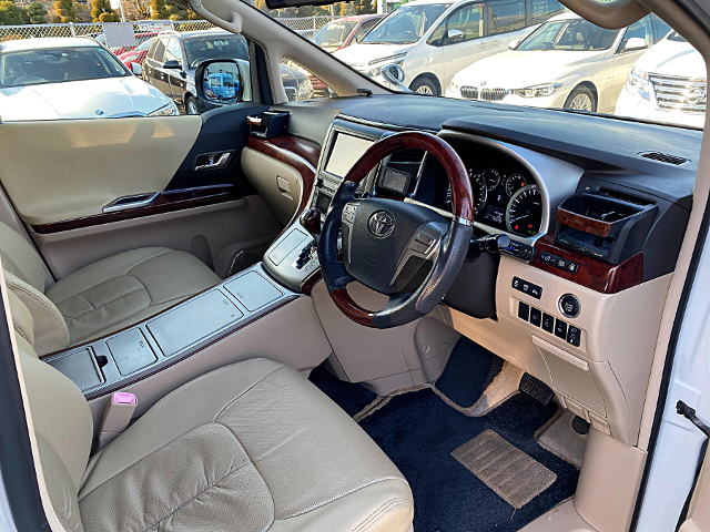 Interior of GGH25W TOYOTA ALPHARD 350G.