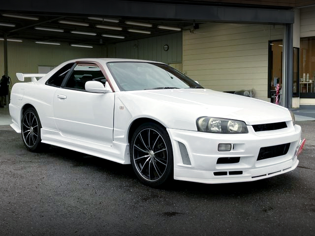 Front exterior of ENR34 SKYLINE 2-DOOR 25GT FOUR.