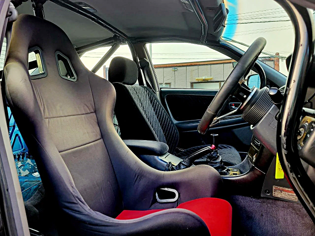 Roll cage and seats of JZX100 MARK 2 TOURER-V.