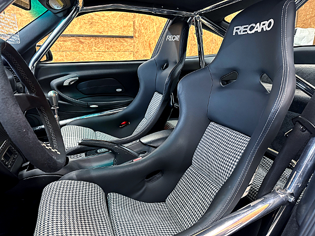 Roll cage and seats of TYPE-996 PORSCHE 911 CARRERA.