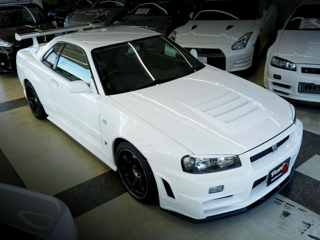 Front exterior of R34 SKYLINE GT-R V-SPEC.