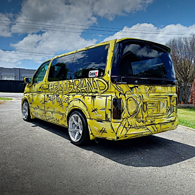 Rear exterior of 2nd Gen E51 NISSAN ELGRAND.