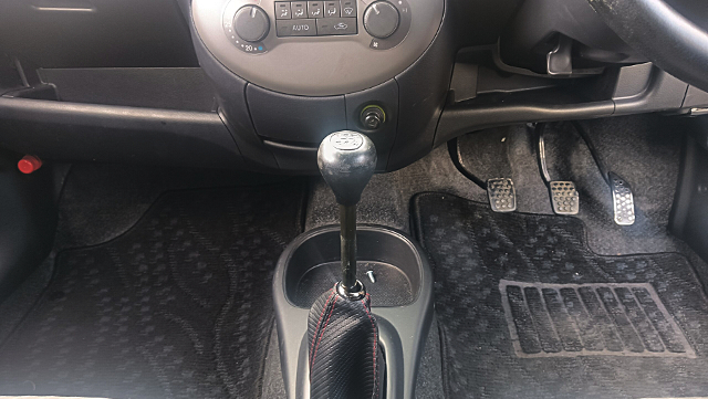 5-SPEED MANUAL SHIFT KNOB.