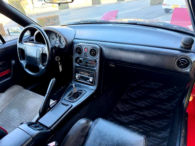 Dashboard of 1st Gen MX-5 Miata.