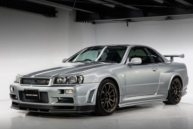 Front exterior of R34 SKYLINE GT-R.