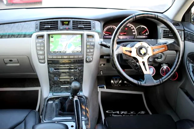 manual shift conversion interior of GRS180 ZERO CROWN ROYAL SALOON.