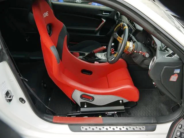 Driver side interior of VARIS WIDEBODY ZN6 TOYOTA 86GT.